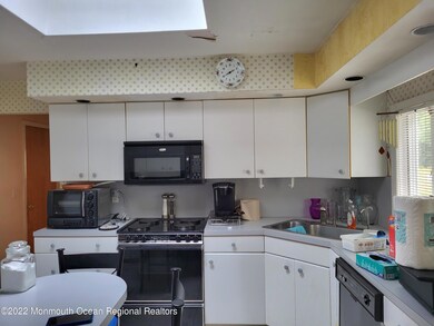 553 Kingsley Ct, Toms River, NJ 08753 - photo 6