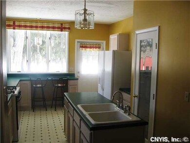 Kitchen. Excellent Pantry.