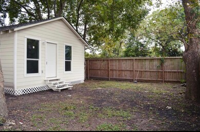 1020 Dewalt St, Houston, TX 77088 - photo 3