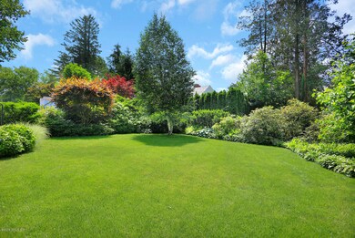 14 Knoll St Riverside CT 06878-large-035