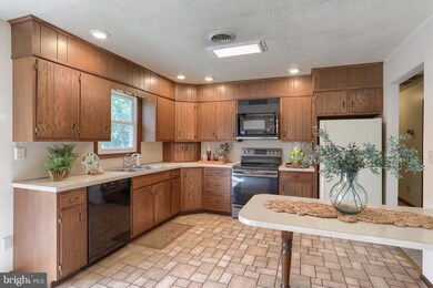 214 E Carpenter Ave, Myerstown, PA 17067 - photo 3