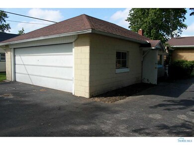 Detached Garage.