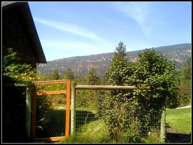 Great mountain views, fenced yard