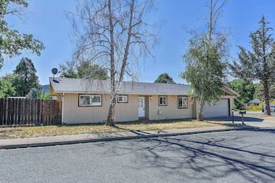 210 Sherman St, Yreka, CA 96097 - photo 3