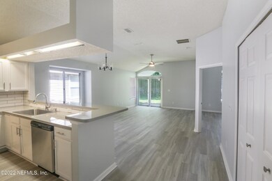 2913 Centerwood Dr N, Jacksonville, FL 32218 - photo 4