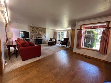 1090 SE 3rd Ave, Mill City, OR 97360 - photo 6