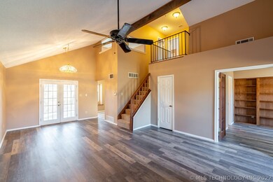 The vaulted ceiling in the Living/Dining Room prov