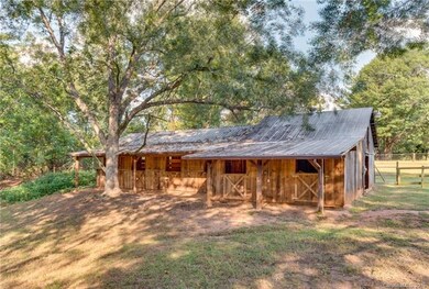 6 Stall Barn with water & electric, hayloft, tack 