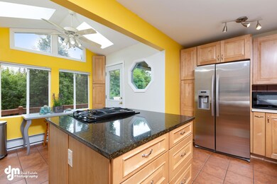 Island w/ Granite Countertop