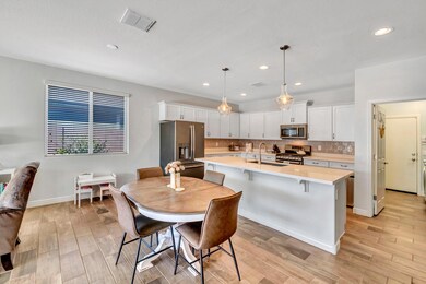 Kitchen w/breakfast bar