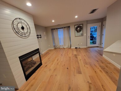 9207 Cardinal Forest Ln unit 18, Lorton, VA 22079 - photo 2