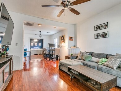 Pretty space to host friends and family!