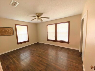 1208 Whaley Dr, Gainesville, TX 76240 - photo 6