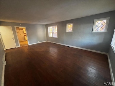 10053 Diamond Dr, Saint Louis, MO 63137 - photo 6