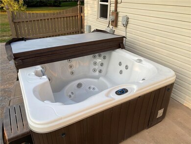 Six person hot tub stays with the house!