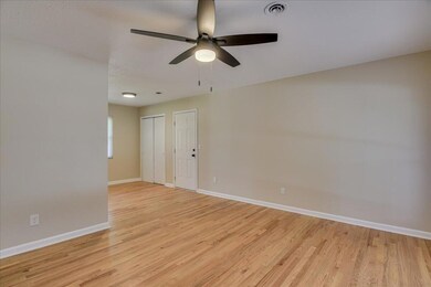 1930 Dunham ct - Living Room