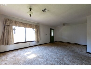 Living Room/Entrance