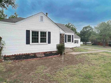 1003 E 3rd St, Cushing, OK 74023 - photo 2