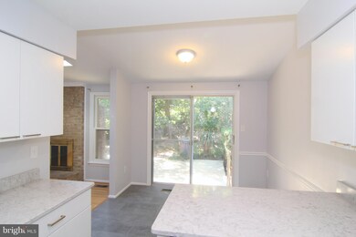 12230 Tildenwood Dr, Rockville, MD 20852 - photo 5