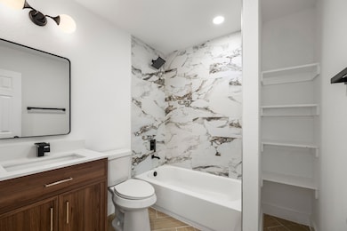 Front guest suite bath