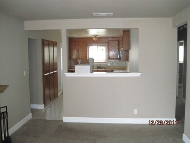 LR facing kitchen