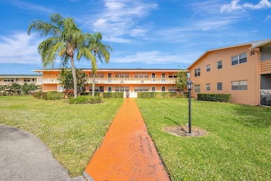 332 Sheffield N, West Palm Beach, FL 33417 - photo 4