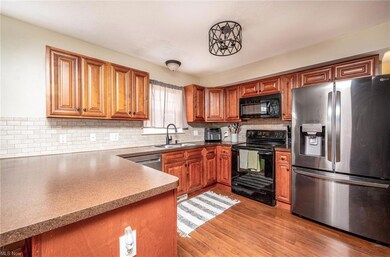 Nice Large Kitchen w/Breakfast Bar
