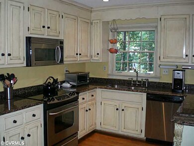 Kitchen - Stainless appliances, granite counter to