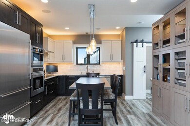 Kitchen & Dining
