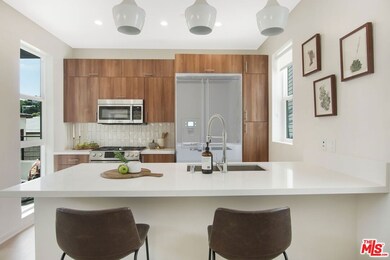 Kitchen peninusla for dining o