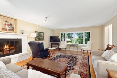 04_132IlerDr_10001_LivingRoom_HiRes
