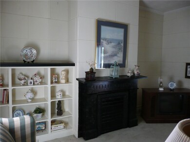 BUILT-IN BOOK SHELVES IN DEN
