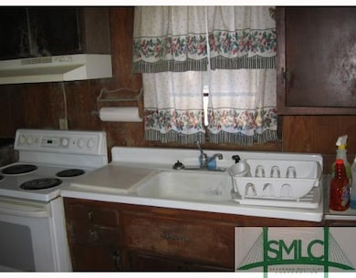 Kitchen. CUTE KITCHEN WITH WONDERFUL OLD DEEP SINK