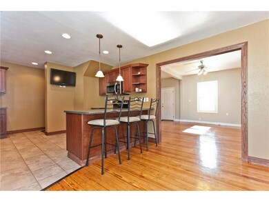 Kitchen with breakfast bar