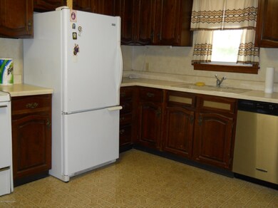 1565 Shoemaker Ave, Wyoming, PA 18644 - photo 3