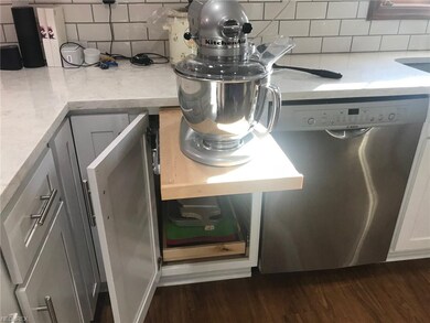 Handy built in mixer stand.
