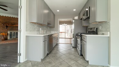 12508 Sir Walter Dr, Glenn Dale, MD 20769 - photo 3