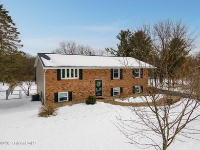 135 Horstman Dr, Schenectady, NY 12302 - photo 2