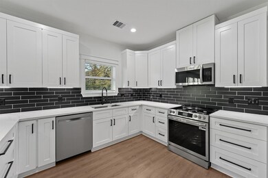 4208 Castor St unit B, Houston, TX 77022 - photo 5