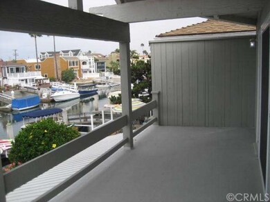 Deck off living room/upper unit