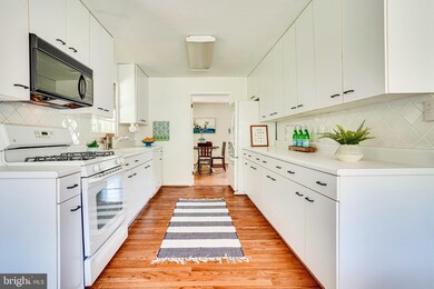 9039 Ashmeade Dr, Fairfax, VA 22032 - photo 4