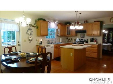Great kitchen - eat in