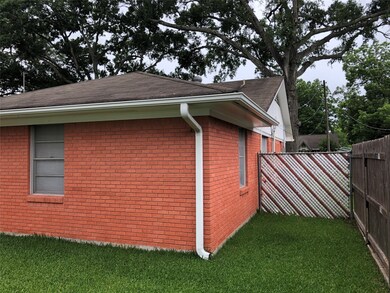 1035 W Willis St, Alvin, TX 77511 - photo 6