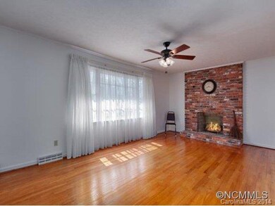 Large Living Rm/Wood brng Fplc
