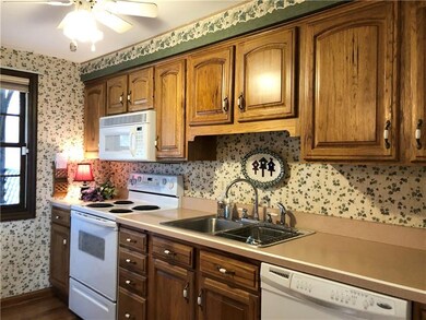 A well-designed layout and beautiful Hickory woode