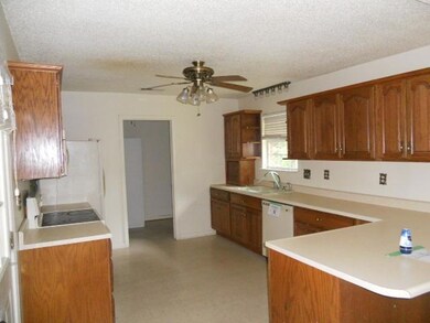 919 Oxford Dr, Laurel, MS 39440 - photo 3