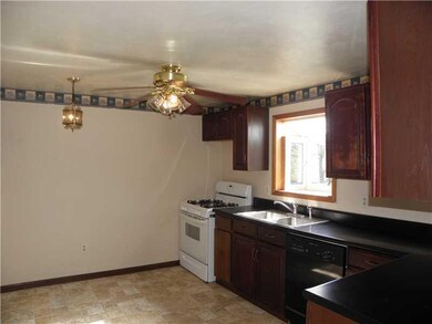 Kitchen. Big Eat-in Kitchen w/ Newer Flooring & Su