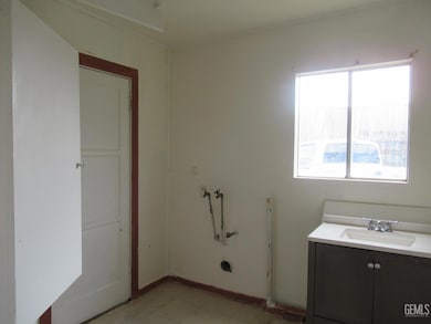 149 1/2 E 2nd St, Buttonwillow, CA 93206 - photo 6