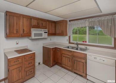 2824 E 39th St, Davenport, IA 52807 - photo 7