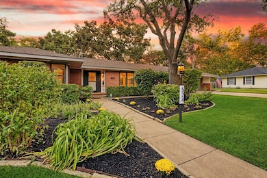 Front of House featuring a fully landscaped front lawn